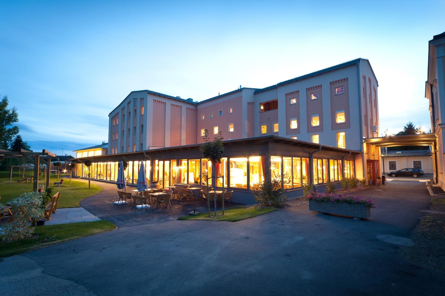 JUFA Beleuchtetes JUFA-Haus mit Abendstimmung