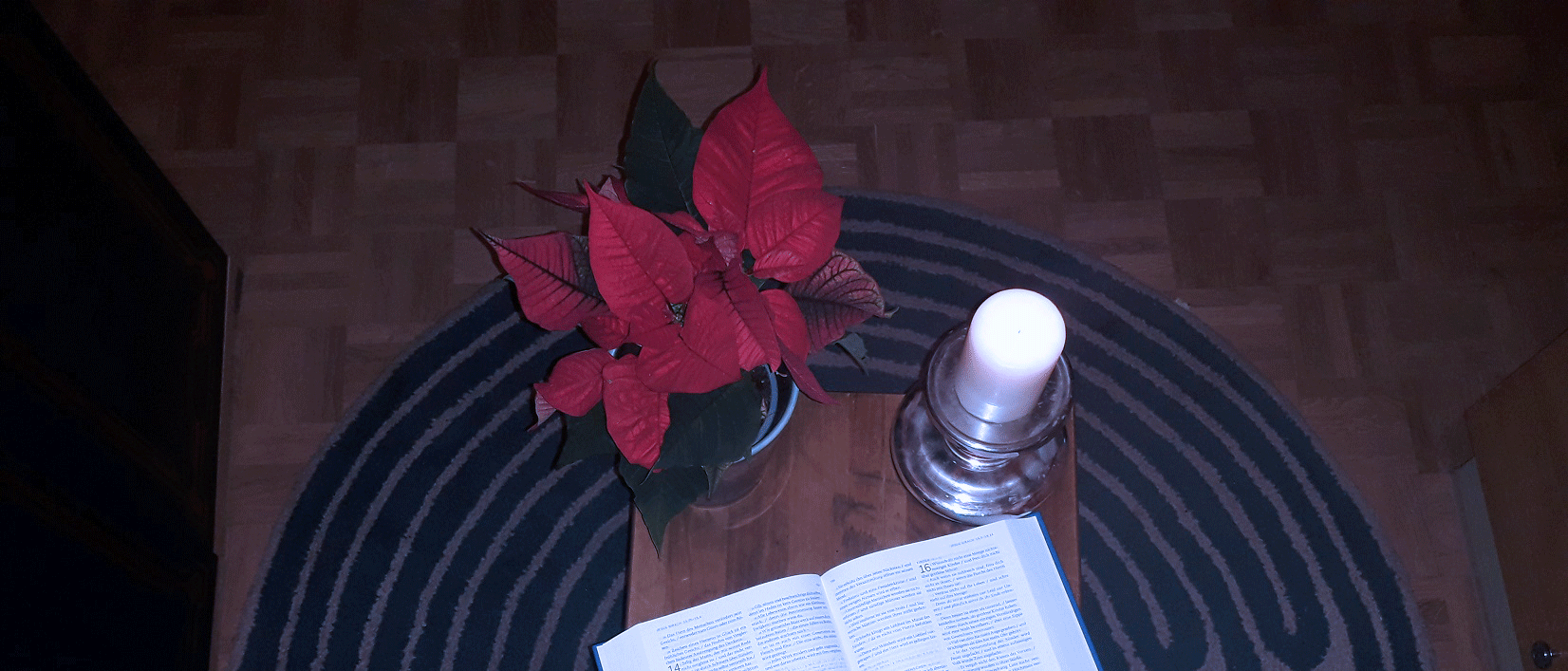 Gottesdienst zuhause Tisch mit Bibel, Kerze und Blumenstock
